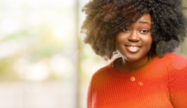 Güzel Afrikalı kadın kendinden emin ve mutlu gülüyor, açık büyük bir doğal gülümseme ile