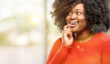 Güzel Afrikalı kadın kendinden emin ve mutlu gülüyor, açık büyük bir doğal gülümseme ile