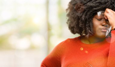 Çok çalışan ve yorgun, rubbes burun yorgunluk nedeniyle, açık olmak güzel Afrikalı kadın uykulu ifade ile