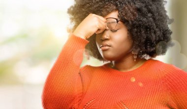 Çok çalışan ve yorgun, rubbes burun yorgunluk nedeniyle, açık olmak güzel Afrikalı kadın uykulu ifade ile