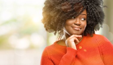 Soru ve şüphe ifade etmek acımak yüz ile düşünceli düşünme güzel Afrikalı kadın. Çözüm, açık hayal