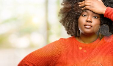 Güzel Afrikalı kadın dehşet ve sinir anksiyete ve panik jest, ifade etmek, açık boğulmuş