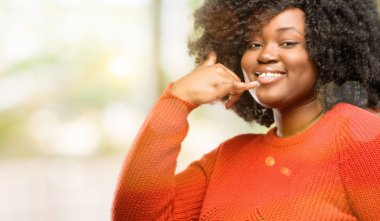Bana şeklinde el ile jest güzel Afrikalı kadın mutlu ve heyecanlı yapmak gösteren çağrı tarihlerde telefon, açık