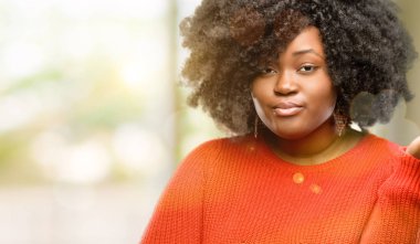 Güzel Afrikalı kadın sinirli ve öfkeli olumsuz duygu, rahatsız olan biri, açık ifade