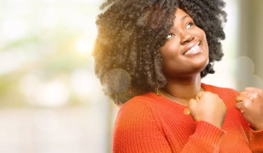 Büyük başarı, güç, enerji ve olumlu duygular ifade güzel Afrikalı kadın mutlu ve heyecanlı kutluyor zafer. Yeni iş neşeli, açık kutluyor