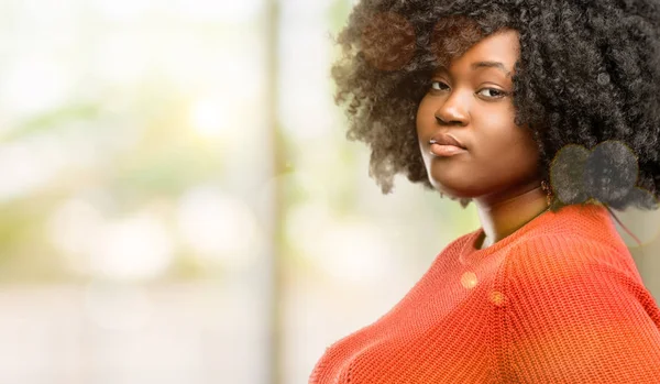 Hermosa Mujer Africana Segura Feliz Con Una Gran Sonrisa Natural —  Fotos de Stock