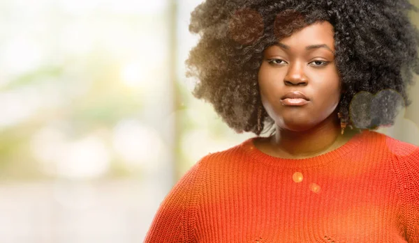 Hermosa Mujer Africana Segura Feliz Con Una Gran Sonrisa Natural — Foto de Stock