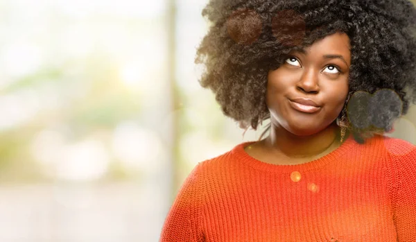 Hermosa Africana Mujer Haciendo Divertido Cara Engañando Aire Libre —  Fotos de Stock