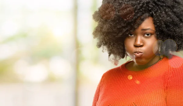 Hermosa Mujer Africana Hinchando Las Mejillas Divirtiéndose Haciendo Cara Divertida —  Fotos de Stock