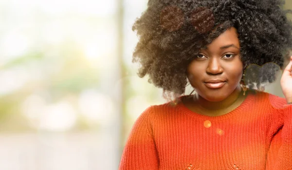 Hermosa Mujer Africana Segura Feliz Con Una Gran Sonrisa Natural —  Fotos de Stock