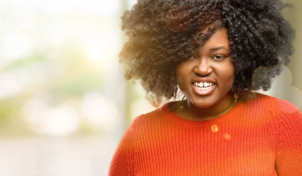 Mulher Africana Bonita Com Raiva Carrancas Estressantes Rosto Insatisfação Irritado — Fotografia de Stock