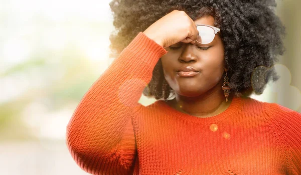 Mulher Africana Bonita Com Expressão Sonolenta Sendo Sobrecarregada Cansada Esfrega — Fotografia de Stock