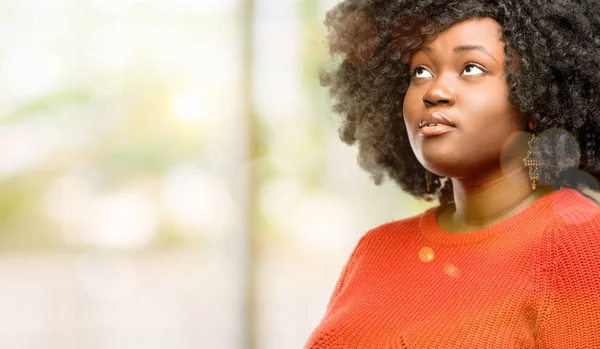 Hermosa Mujer Africana Segura Feliz Con Una Gran Sonrisa Natural —  Fotos de Stock