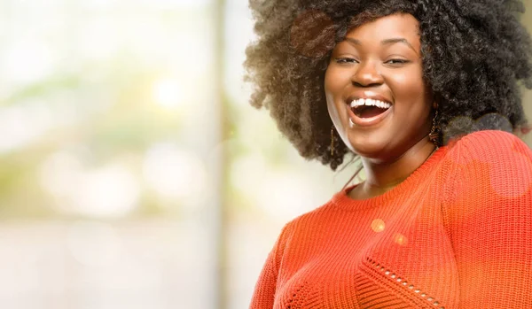 Hermosa Mujer Africana Segura Feliz Con Una Gran Sonrisa Natural —  Fotos de Stock