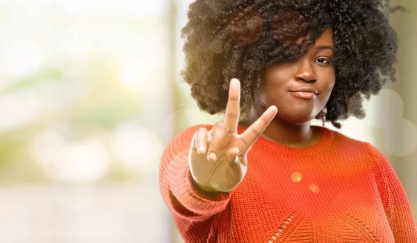 Красива Африканська Жінка Піднявши Пальці Номер Два Відкритому Повітрі — стокове фото