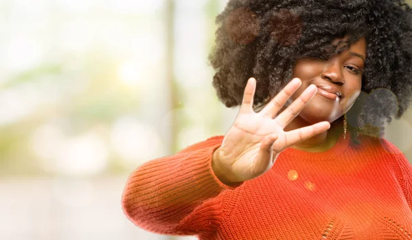Mulher Africana Bonita Levantando Dedo Número Quatro Livre — Fotografia de Stock