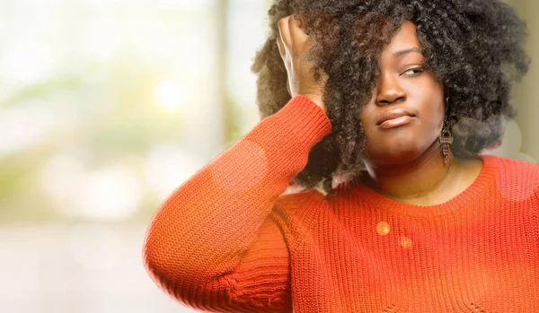 Hermosa Mujer Africana Segura Feliz Con Una Gran Sonrisa Natural — Foto de Stock