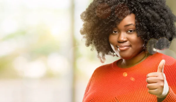 Hermosa Mujer Africana Sonriendo Ampliamente Mostrando Pulgares Hacia Arriba Gesto — Foto de Stock