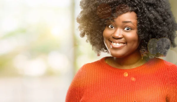 Mulher Africana Bonita Confiante Feliz Com Grande Sorriso Louco Rindo — Fotografia de Stock