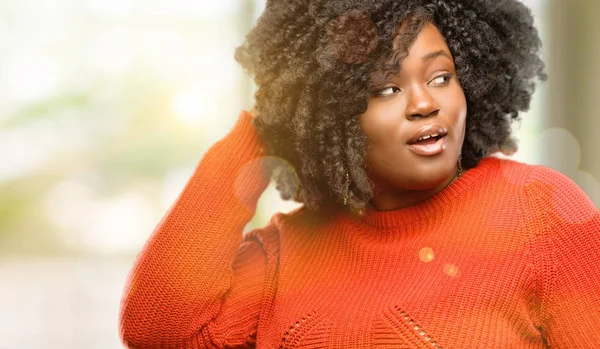 Hermosa Mujer Africana Apuntando Hacia Lado Con Dedo Aire Libre —  Fotos de Stock