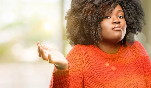 Mujer Africana Hermosa Duda Expresión Confusión Concepto Maravilla Futuro Incierto — Foto de Stock