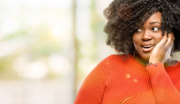 Mulher Africana Bonita Tão Feliz Confiante Mostrando Grande Sorriso Dedo — Fotografia de Stock