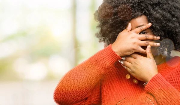 Hermosa Mujer Africana Sonriendo Teniendo Mirada Tímida Asomándose Entre Sus — Foto de Stock