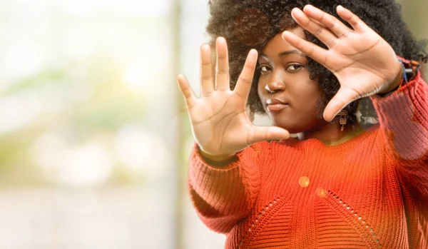 Belle Femme Africaine Confiante Heureuse Montrant Les Mains Caméra Composant — Photo