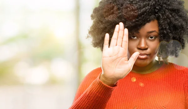 Mulher Africana Bonita Irritada Com Atitude Fazendo Sinal Parada Com — Fotografia de Stock