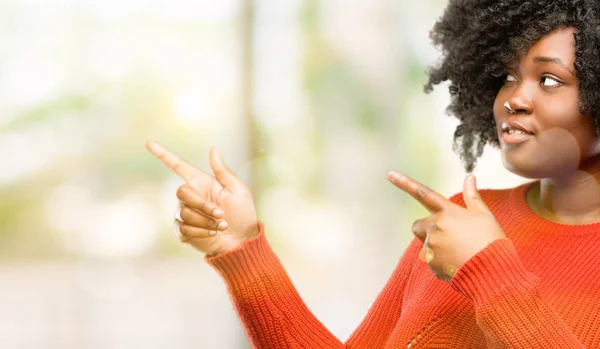 Belle Femme Africaine Pointant Côté Avec Son Doigt Plein Air — Photo