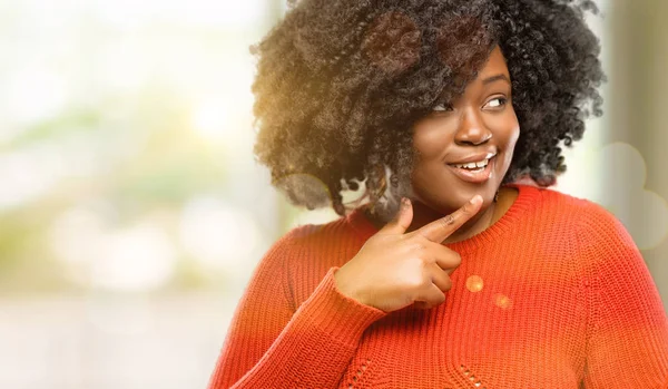 Mooie Afrikaanse Vrouw Wijst Weg Zijde Met Zijn Vinger Buiten — Stockfoto