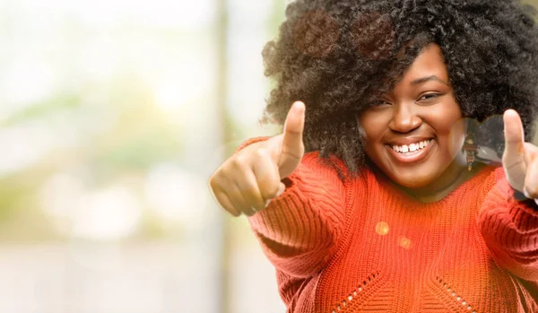 Bella Donna Africana Stare Felice Positivo Con Pollici Alto Approvando — Foto Stock