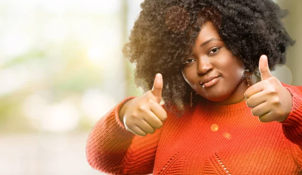 Mulher Africana Bonita Ficar Feliz Positivo Com Polegares Para Cima — Fotografia de Stock