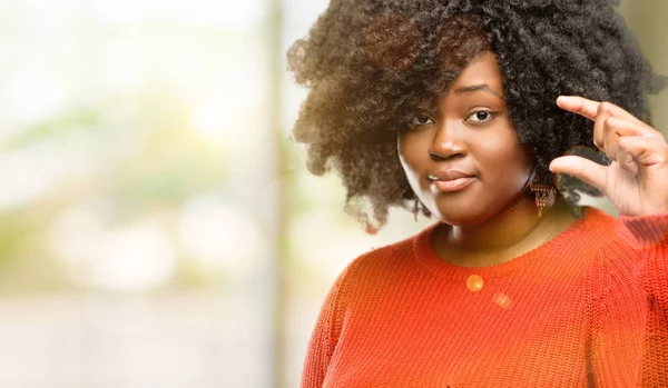 Mulher Africana Bonita Segurando Algo Muito Pequeno Conceito Tamanho Livre — Fotografia de Stock