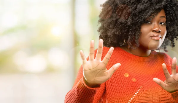 Mulher Africana Bonita Irritada Com Atitude Fazendo Sinal Parada Com — Fotografia de Stock