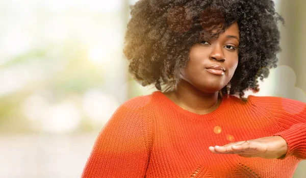 Beautiful African Woman Holding Something Size Concept Outdoor — Stock Photo, Image