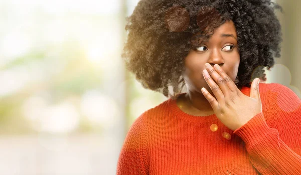 Όμορφη Γυναίκα Αφρικανική Καλύπτει Στόμα Κατάσταση Σοκ Φαίνεται Ντροπαλός Εκφράζοντας — Φωτογραφία Αρχείου