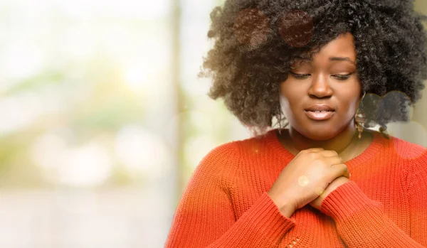 Красива Африканська Жінка Плаче Депресії Повна Смутку Висловлюючи Сумні Емоції — стокове фото