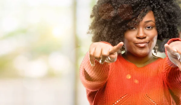 Bella Donna Africana Che Punta Davanti Con Dito All Aperto — Foto Stock