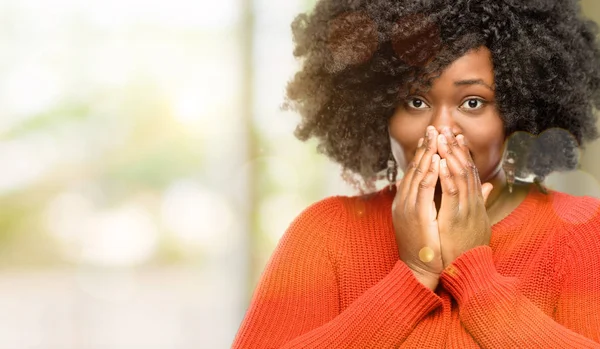 Schöne Afrikanische Frau Bedeckt Schockiert Den Mund Sieht Schüchtern Aus — Stockfoto