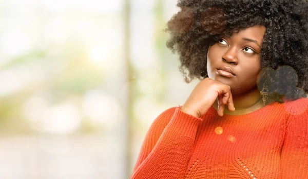 Beautiful African Woman Thinking Looking Expressing Doubt Wonder Outdoor — Stock Photo, Image