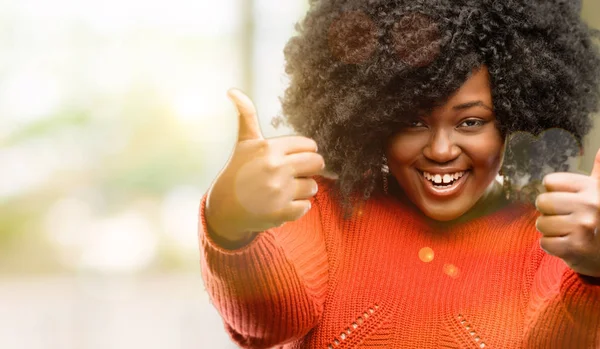 Красива Африканська Жінка Посміхається Широко Показуючи Великі Пальці Вгору Жест — стокове фото