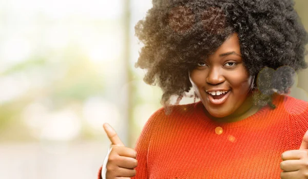 Красива Африканська Жінка Посміхається Широко Показуючи Великі Пальці Вгору Жест — стокове фото
