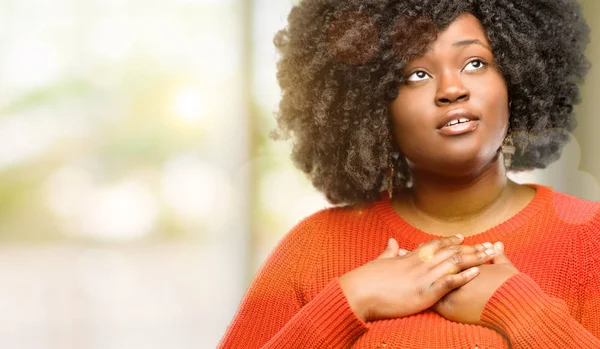 Mooie Afrikaanse Vrouw Met Charmante Glimlach Hand Hand Het Hart — Stockfoto