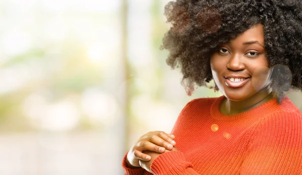 Mulher Africana Bonita Confiante Feliz Com Grande Sorriso Natural Livre — Fotografia de Stock