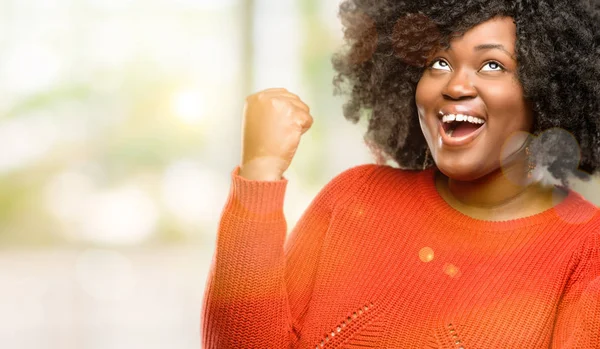 Красива Африканська Жінка Щаслива Схвильована Вираженням Жесту Успішна Святкування Перемоги — стокове фото