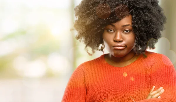 Belle Femme Africaine Aux Bras Croisés Confiante Heureuse Avec Grand — Photo