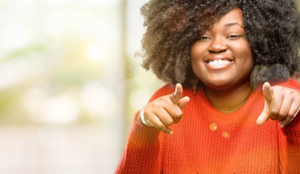 Hermosa Mujer Africana Señalando Frente Con Dedo Aire Libre —  Fotos de Stock