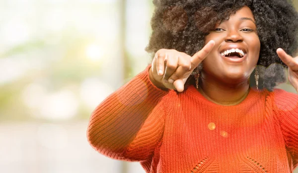 Hermosa Mujer Africana Señalando Frente Con Dedo Aire Libre — Foto de Stock