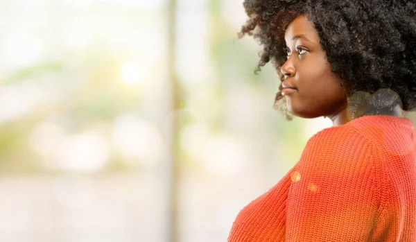 Beautiful African Woman Side View Portrait Outdoor — Stock Photo, Image